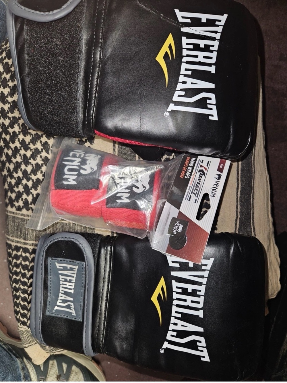 Everlast Focus Mitts L/XL + NEW Venum 4M Hand Wraps Boxing MMA Training Bundle